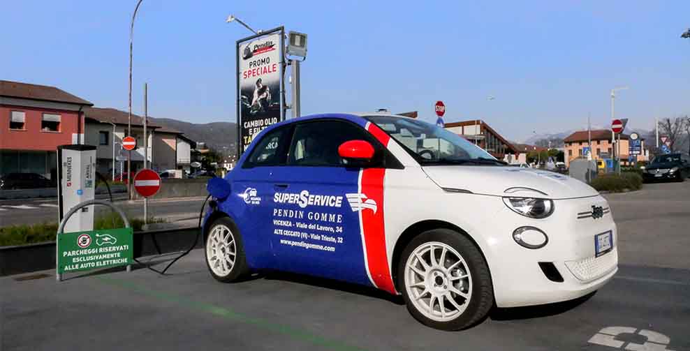 Colonnina di ricarica per la macchina elettrica